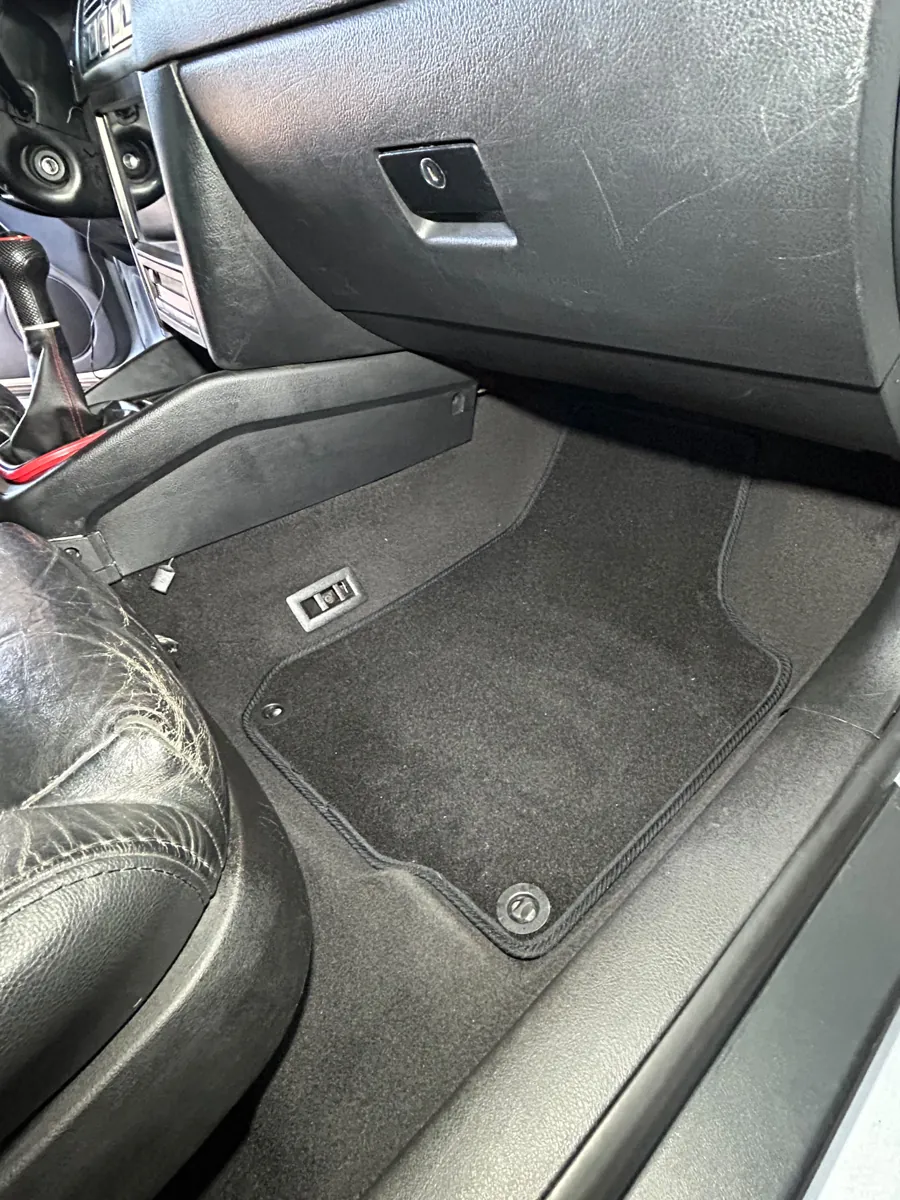Alfombra seca reinstalada en el piso delantero del auto - Optimus Cars