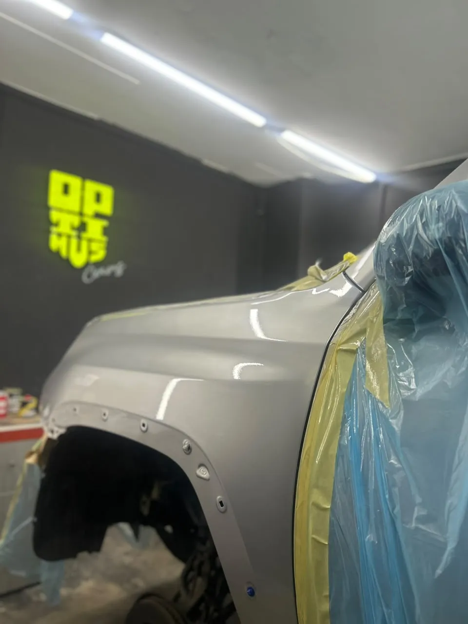 Pintura de piezas y detalles de auto