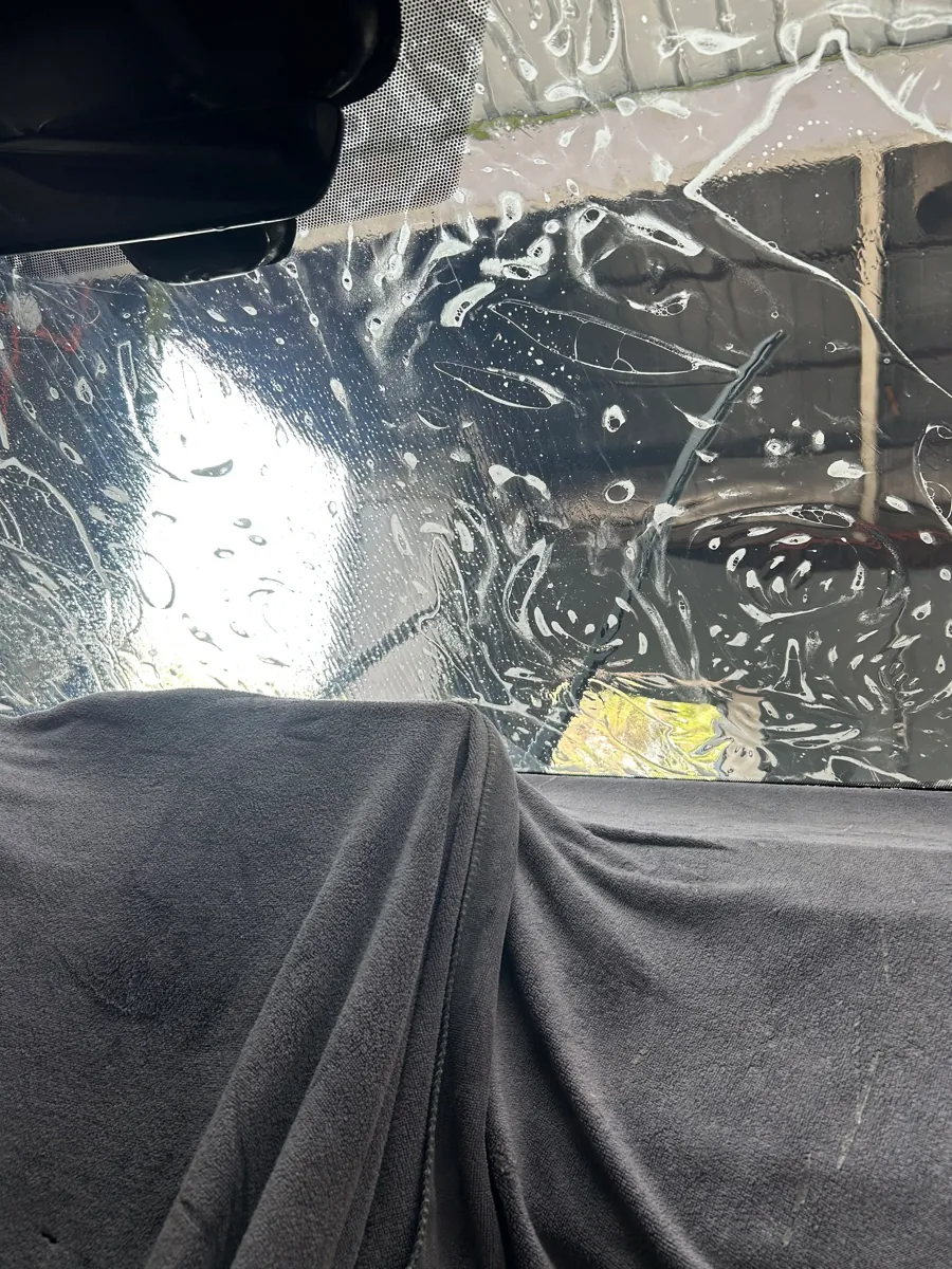 Aplicación de la lámina de seguridad con solución de montaje en el parabrisas de la Toyota RAV4, Santiago