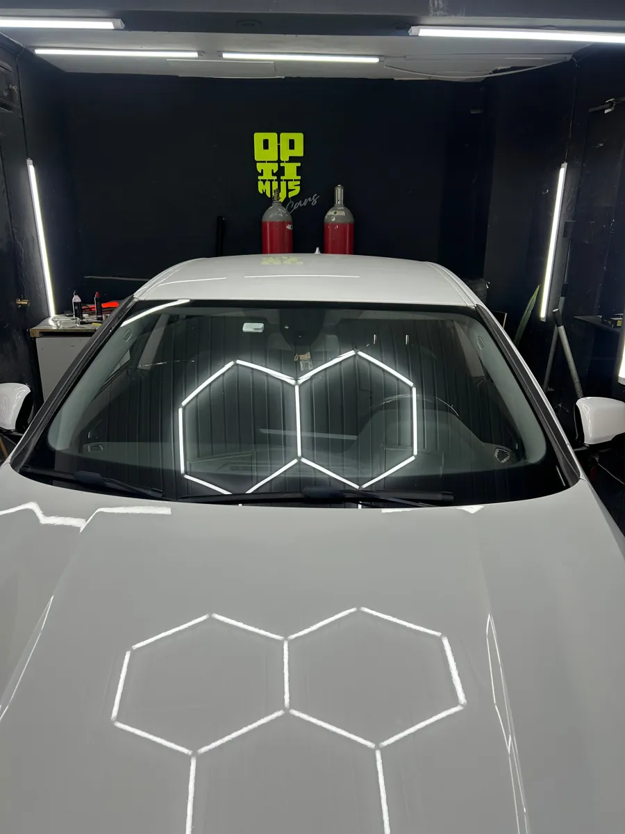 BMW 218 2022 con parabrisas nuevo instalado en el taller Optimus Cars, Santiago