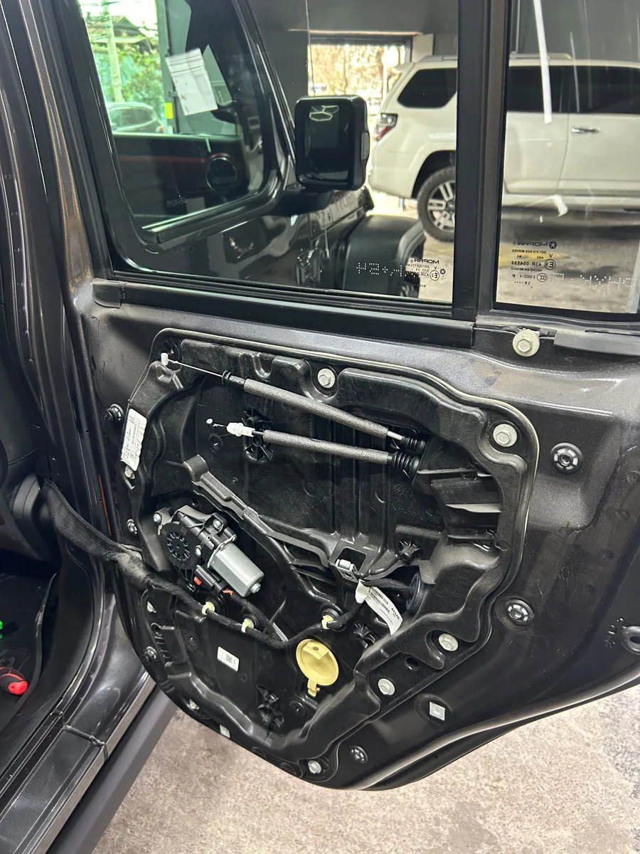 Desarme del panel de puerta del Jeep para instalar la lámina de seguridad, Santiago