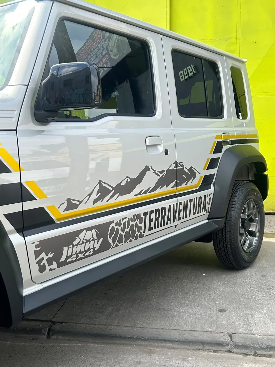 Detalle del vinilo de montañas y la palabra Terraventura en las puertas del Suzuki Jimny, Santiago
