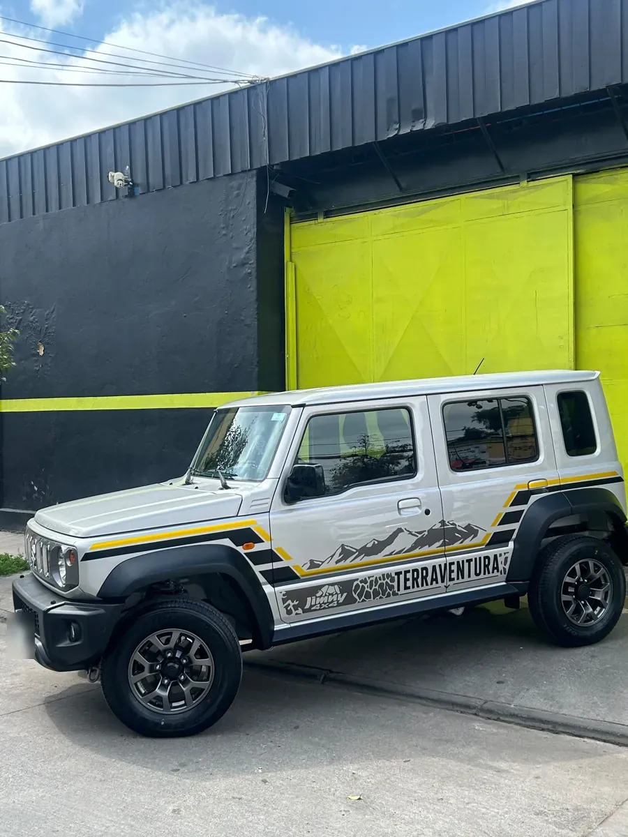 Suzuki Jimny 2026 con gráficas personalizadas Terraventura instaladas en Optimus Cars, Santiago