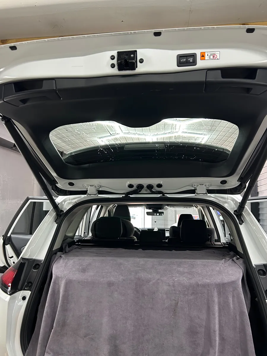 Instalación de la lámina de seguridad en la luneta trasera del portalón de la Toyota RAV4, Santiago