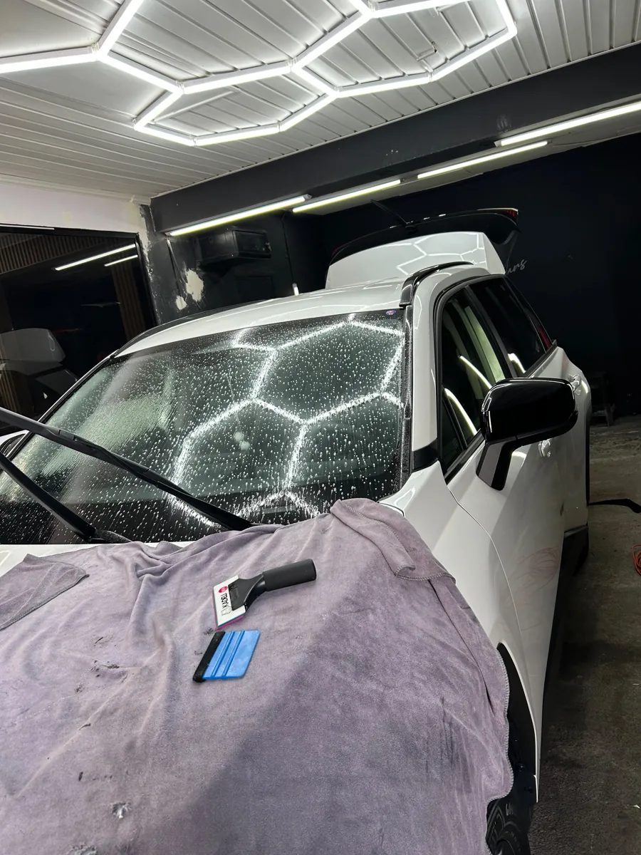 Parabrisas de la Toyota RAV4 durante la instalación de la lámina de seguridad, Santiago