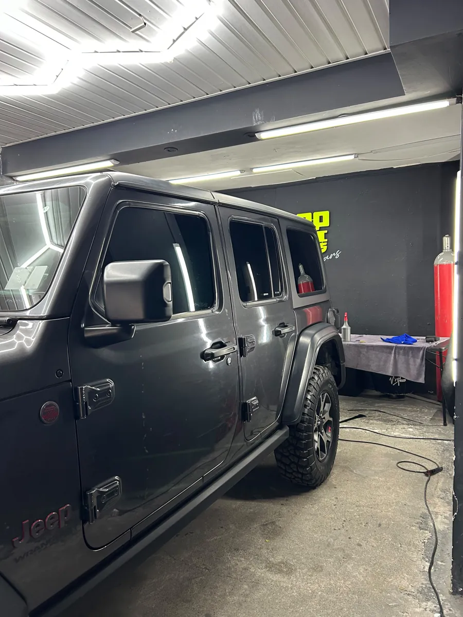 Jeep Wrangler Unlimited Rubicon con láminas de seguridad polarizadas instaladas en Optimus Cars, Santiago