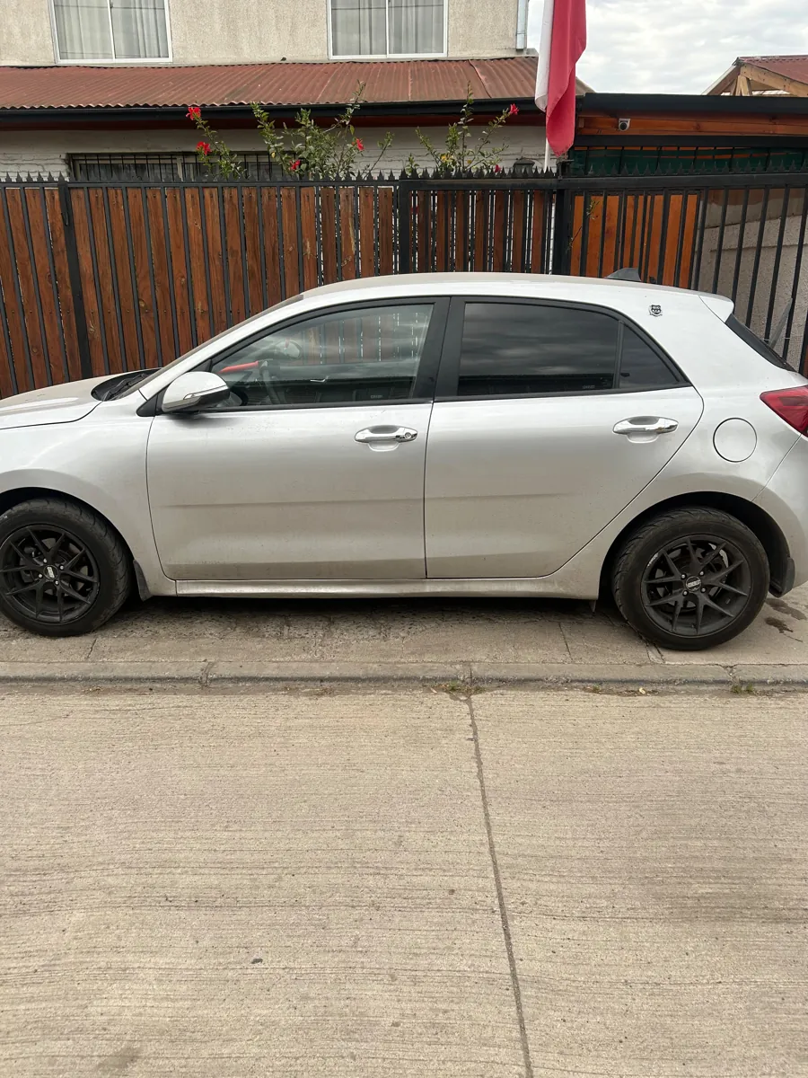 Kia Rio 5 con láminas de seguridad polarizadas instaladas a domicilio en Conchalí