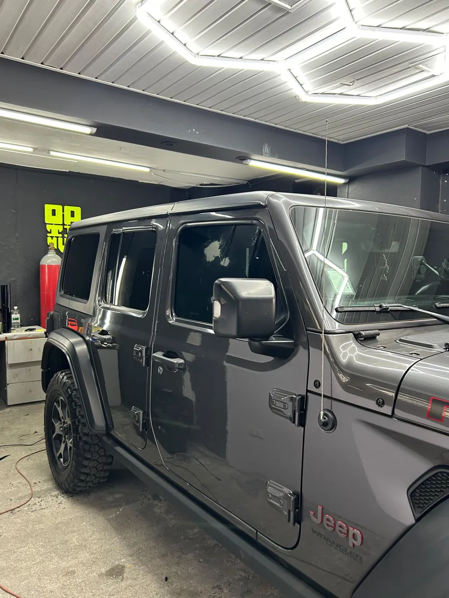 Vista lateral del Jeep Rubicon con láminas de seguridad polarizadas terminadas, Santiago