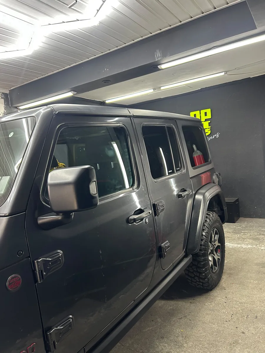 Jeep Wrangler Unlimited con láminas de seguridad instaladas en el taller Optimus Cars de Santiago