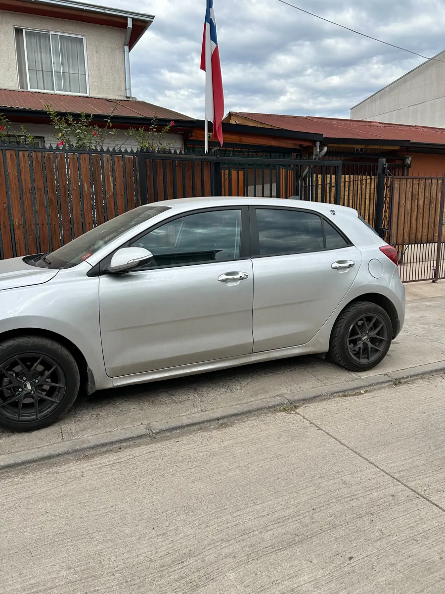 Vista lateral del Kia Rio 5 con láminas polarizadas, servicio a domicilio en Conchalí