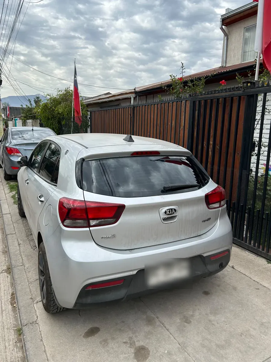Vista trasera del Kia Rio 5 con láminas de seguridad polarizadas, Conchalí