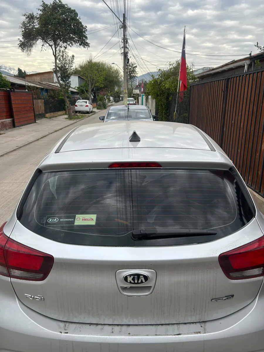 Luneta trasera del Kia Rio 5 con lámina polarizada, Conchalí