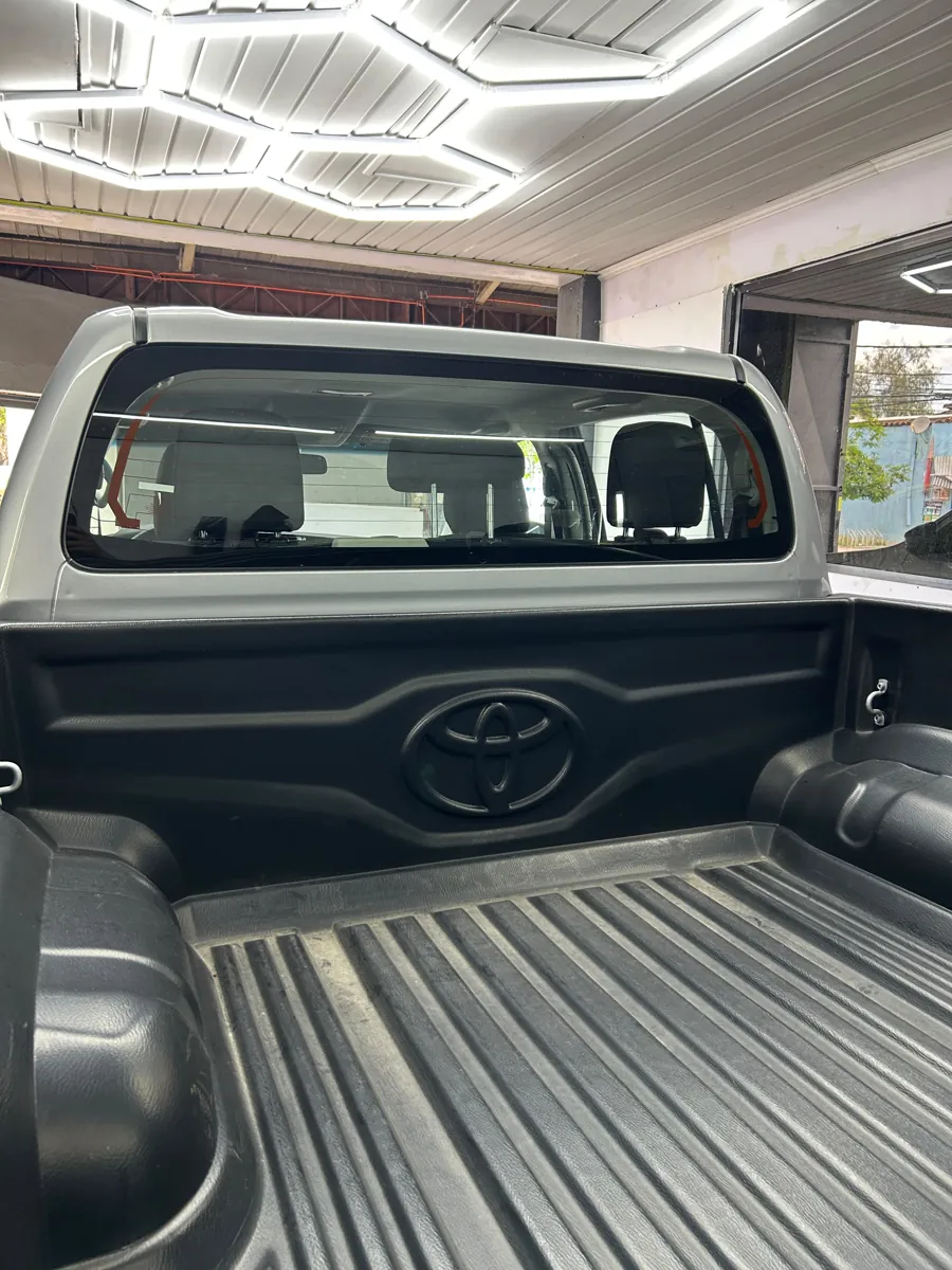 Luneta trasera de la Toyota Hilux con lámina de seguridad polarizada vista desde la tolva, Santiago