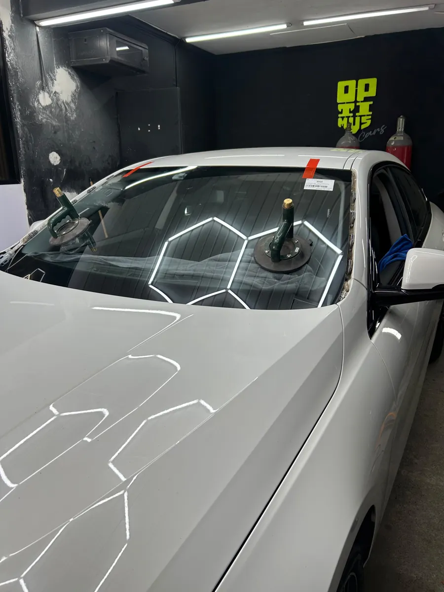 Montaje del parabrisas nuevo con ventosas en el BMW 218, Santiago