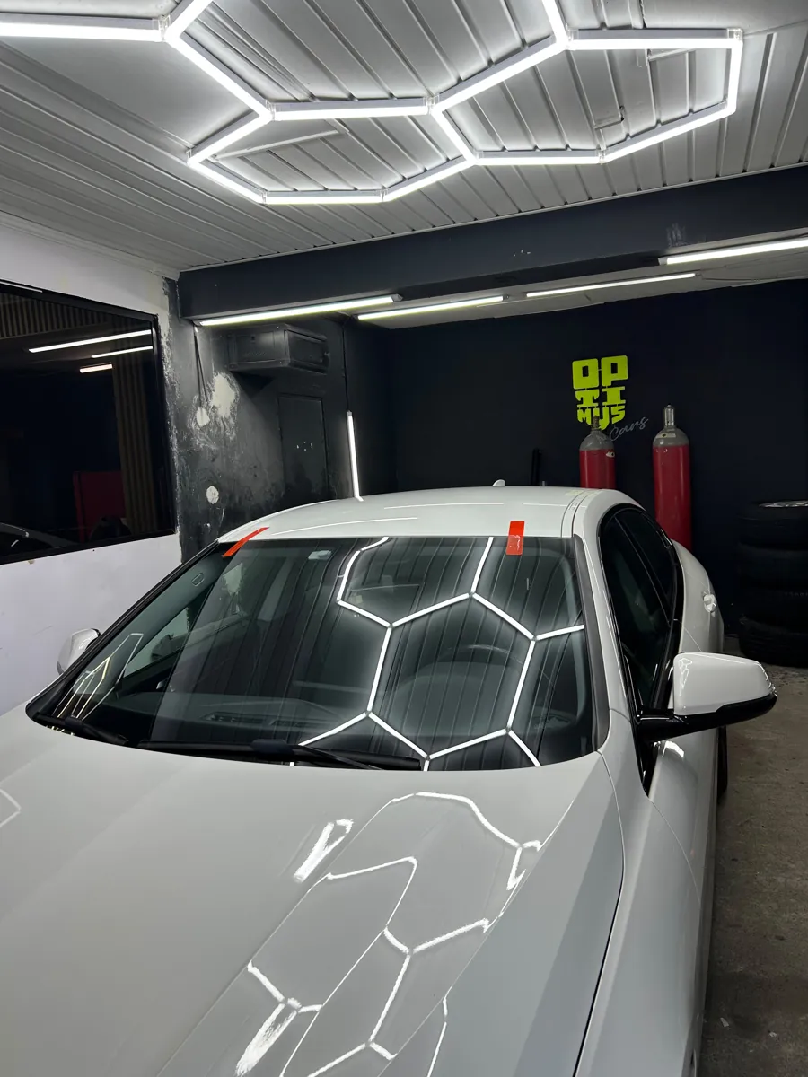 Parabrisas nuevo del BMW 218 fijado con cinta mientras cura el adhesivo, Santiago