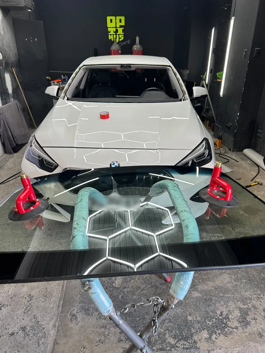 Parabrisas nuevo con ventosas listo para montar en el BMW 218, Santiago
