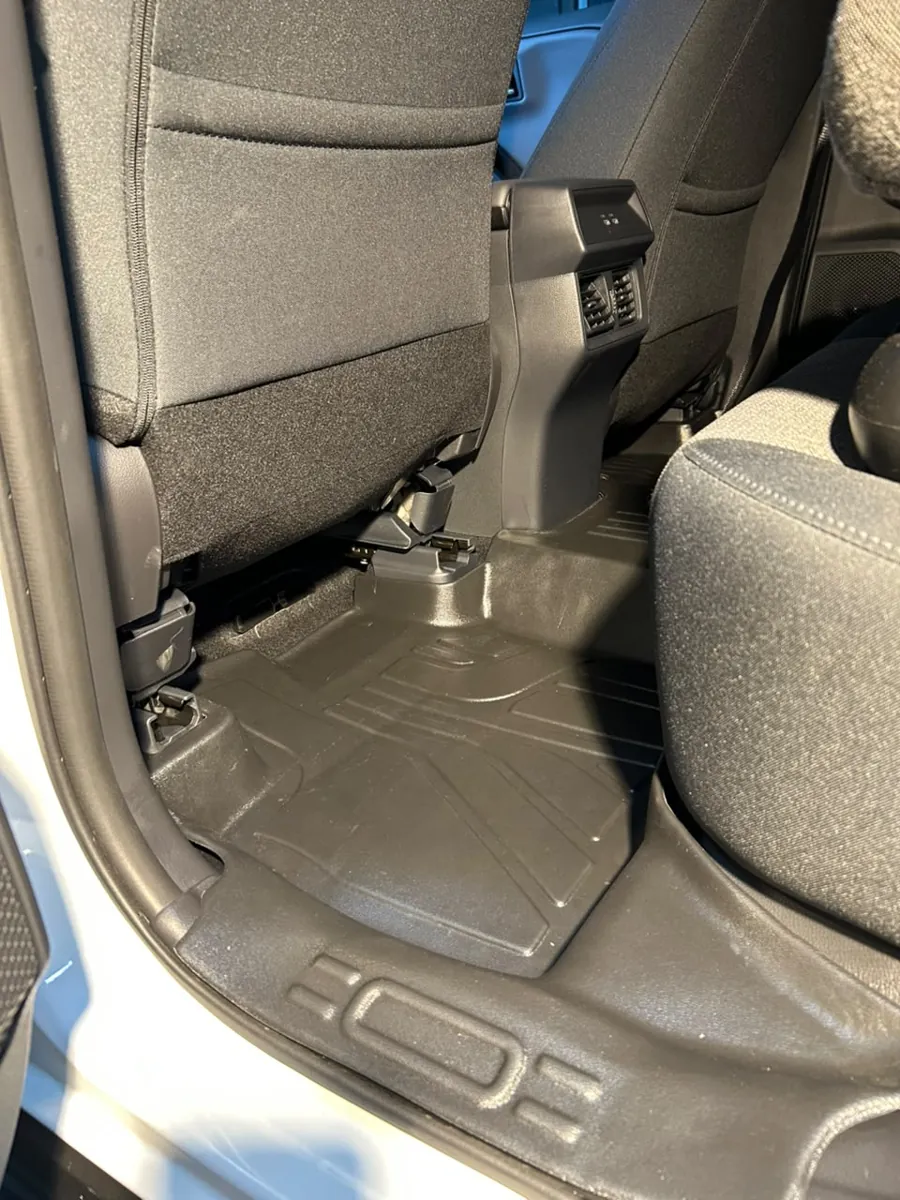 Pisos Calce Perfecto 5D instalados en la parte trasera de la Toyota RAV4 2027, Santiago