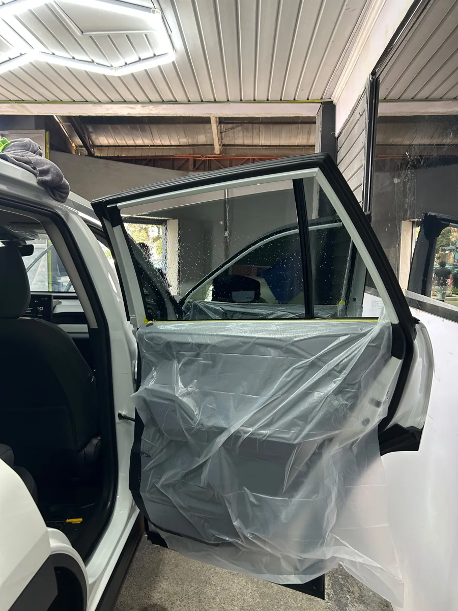 Panel de puerta de la Toyota RAV4 cubierto con plástico durante la instalación de la lámina, Santiago
