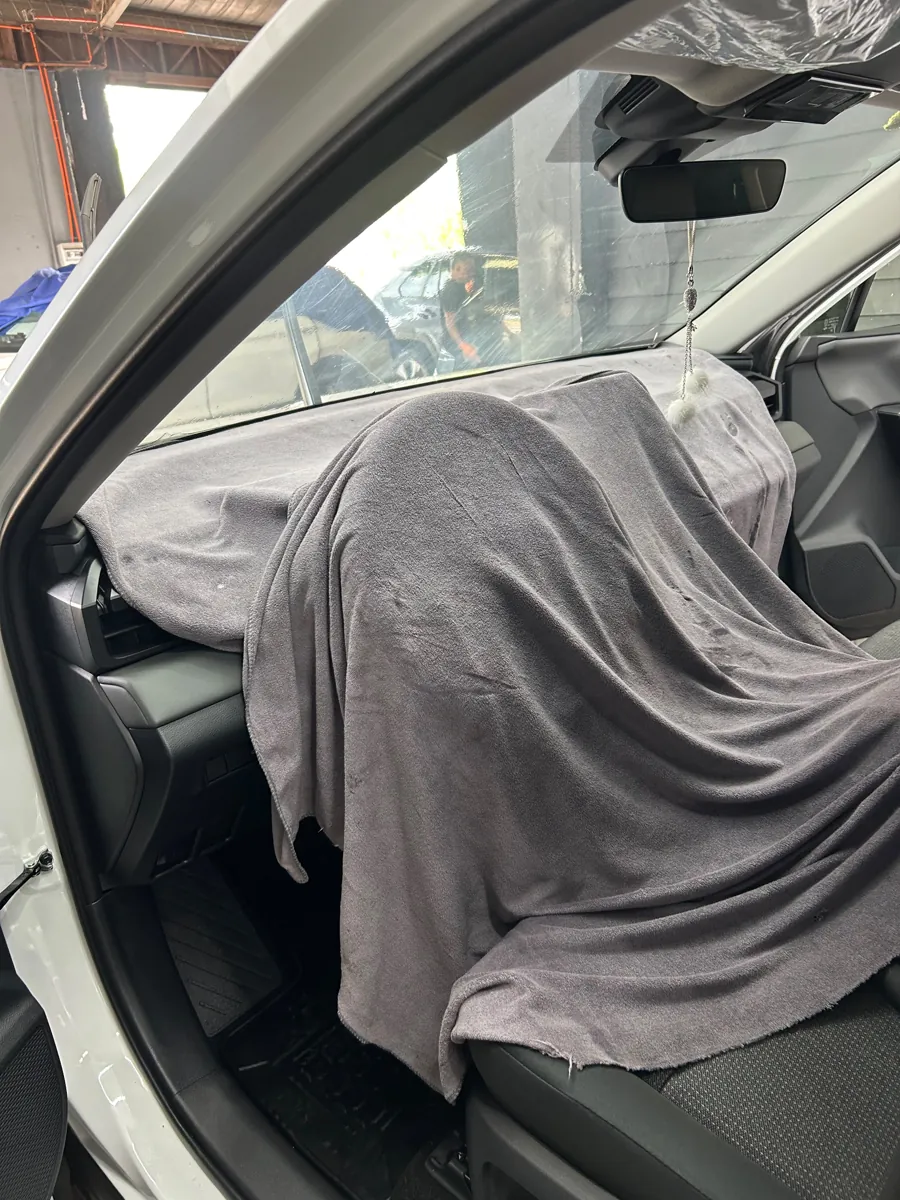Tablero de la Toyota RAV4 protegido con toallas antes de instalar la lámina del parabrisas, Santiago