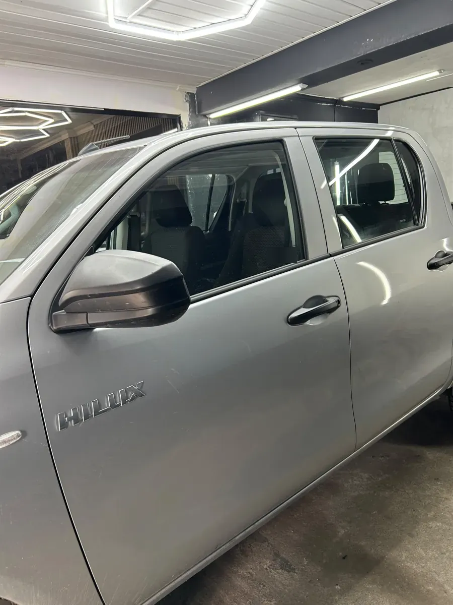 Puerta delantera de la Toyota Hilux con lámina de seguridad polarizada, Santiago