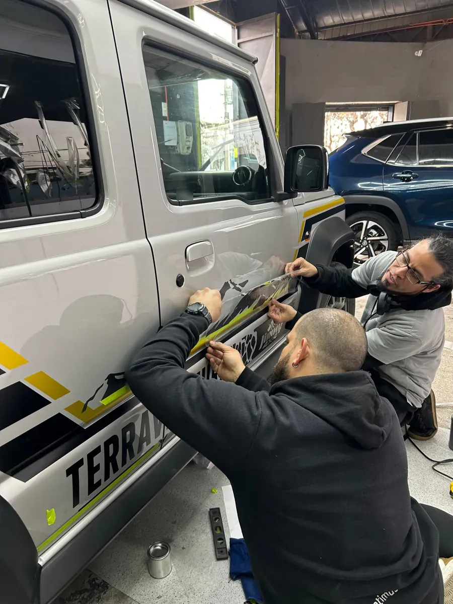 Retiro del papel de transferencia del vinilo en la puerta del Suzuki Jimny, Santiago