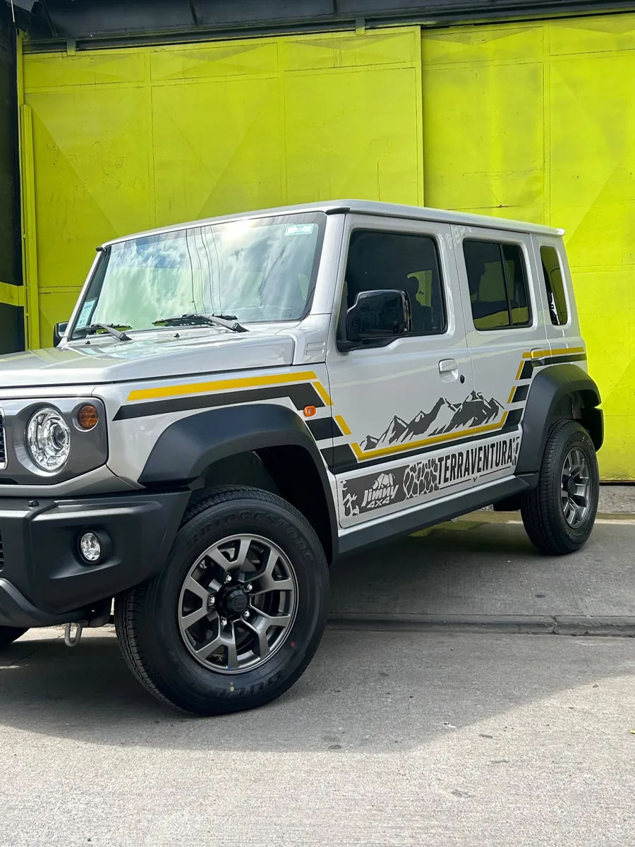 Suzuki Jimny con franjas de vinilo amarillo y negro y gráfica de montañas, Santiago