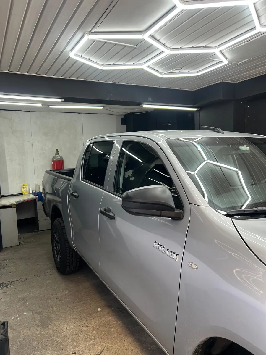 Toyota Hilux doble cabina con láminas de seguridad polarizadas de 12 micras en el taller Optimus Cars, Santiago