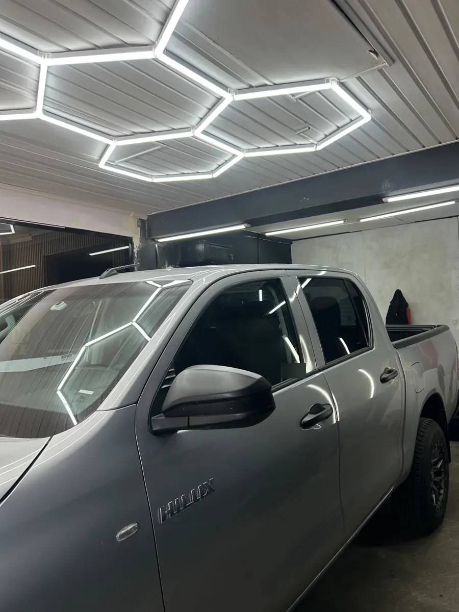 Toyota Hilux en el taller Optimus Cars con láminas de seguridad en las ventanas, Santiago