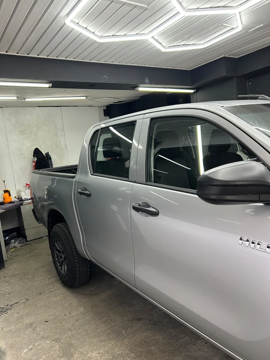 Vidrios traseros de la Toyota Hilux pickup con lámina de seguridad, en el taller de Santiago