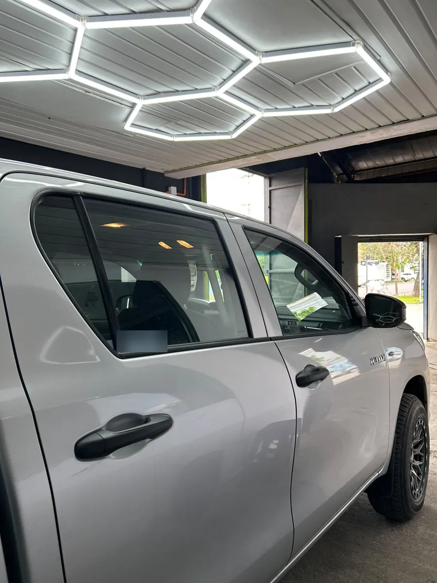 Ventanas laterales de la Toyota Hilux con lámina de seguridad polarizada, Santiago