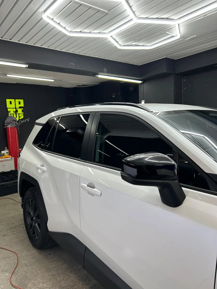 Toyota RAV4 2027 con láminas de seguridad de 8 micras instaladas en el taller Optimus Cars, Santiago