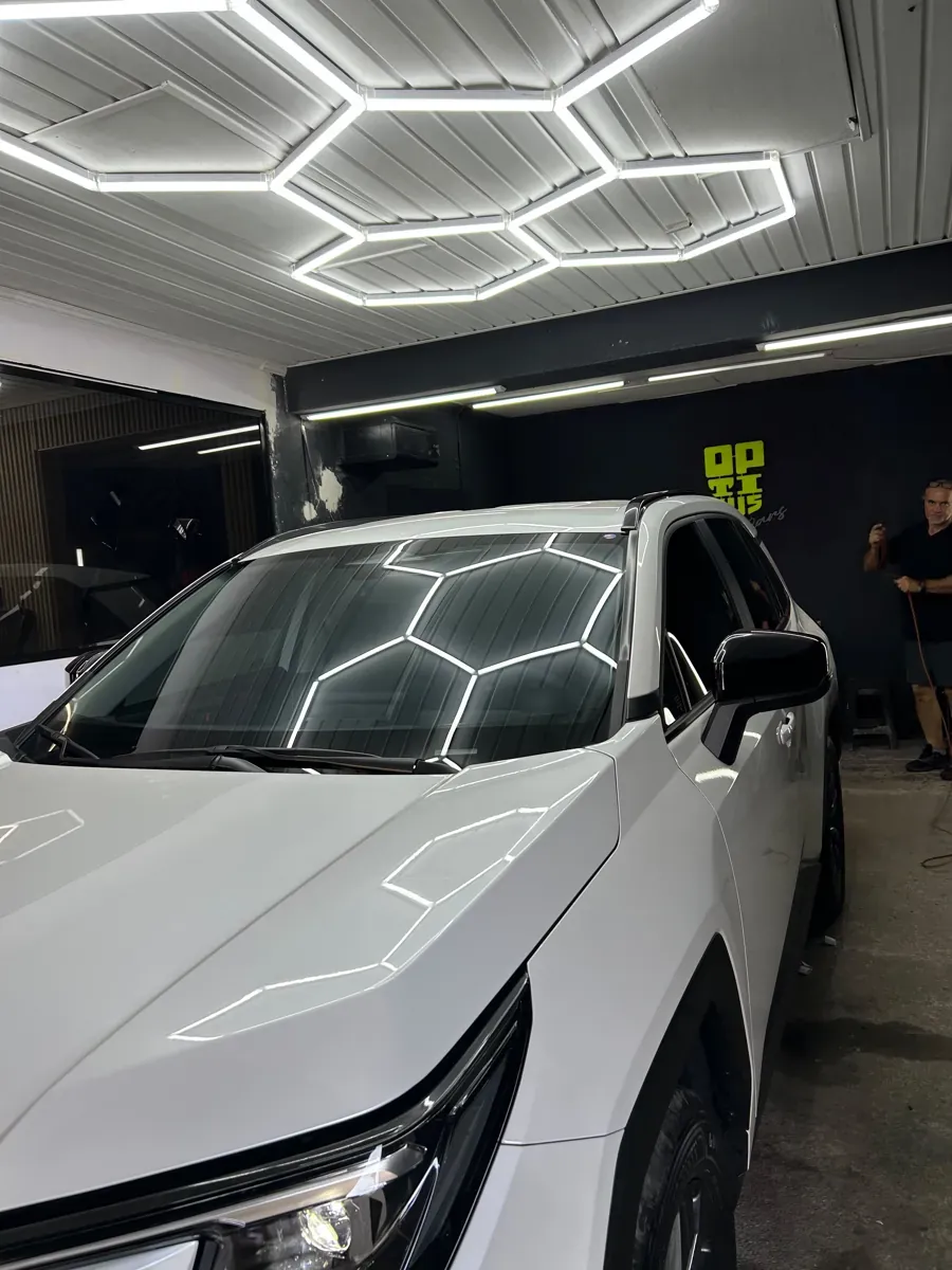 Parabrisas de la Toyota RAV4 2027 con lámina de seguridad, en el taller Optimus Cars de Santiago