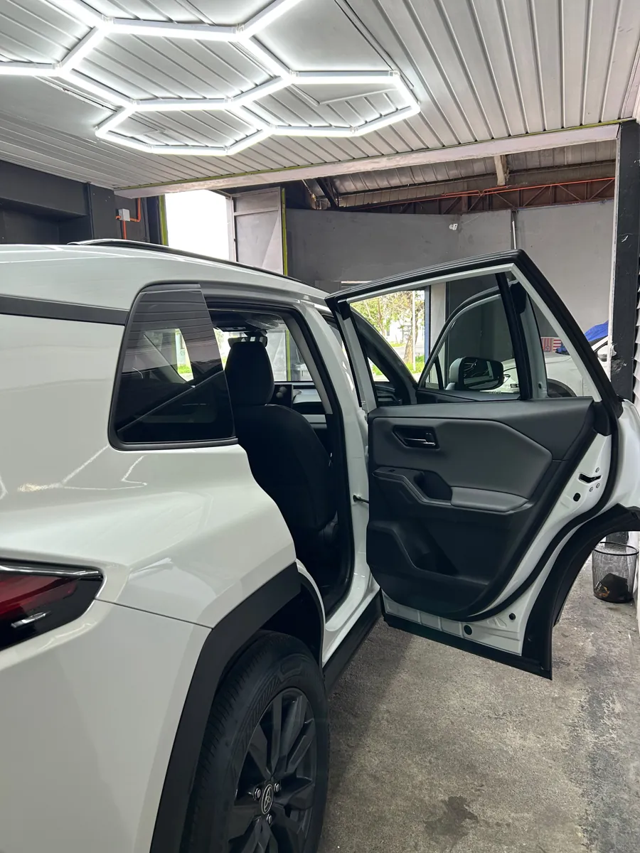 Vidrios traseros de la Toyota RAV4 2027 con lámina de seguridad instalada, Santiago