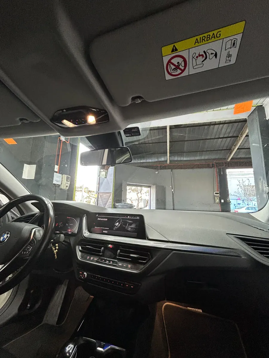 Cabina del BMW 218 con el parabrisas nuevo instalado, Santiago