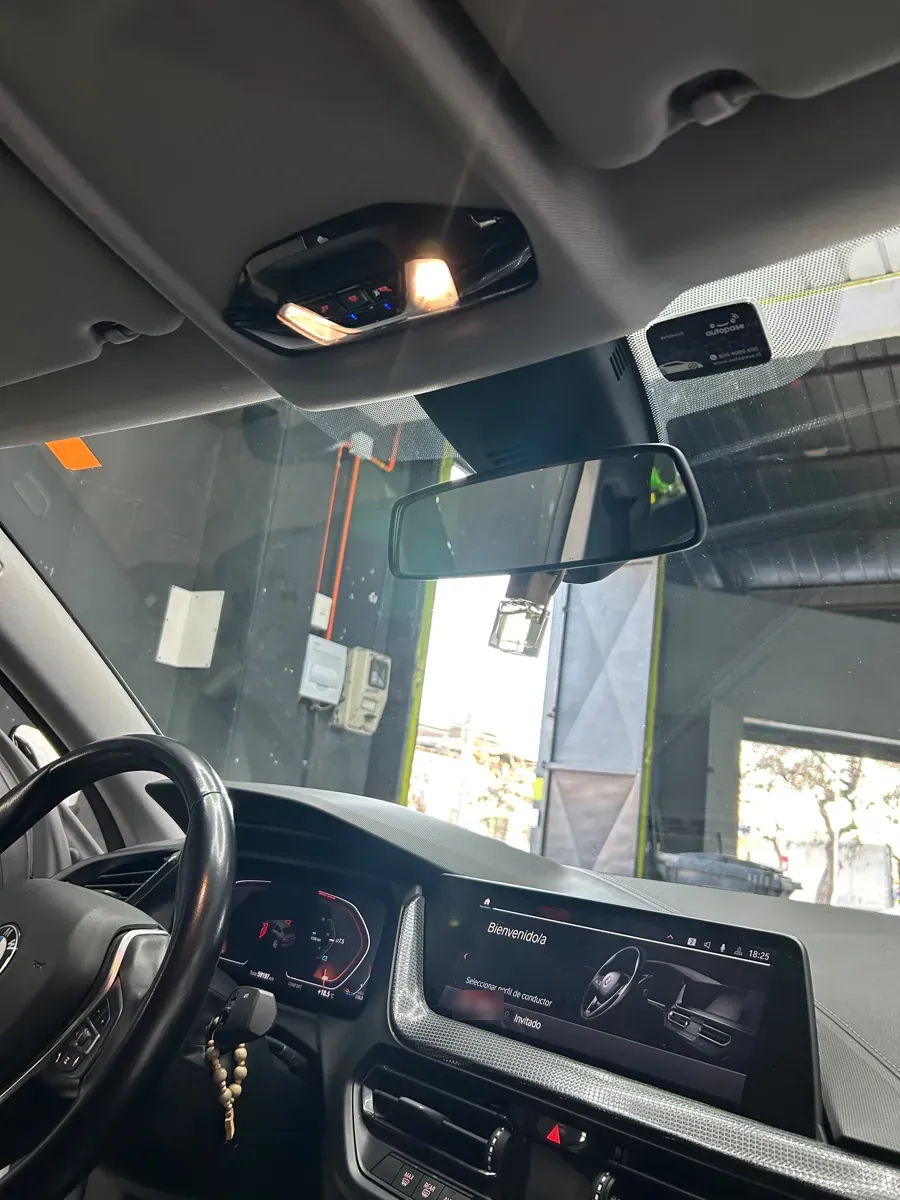 Vista desde la cabina del parabrisas nuevo y el espejo retrovisor del BMW 218, Santiago